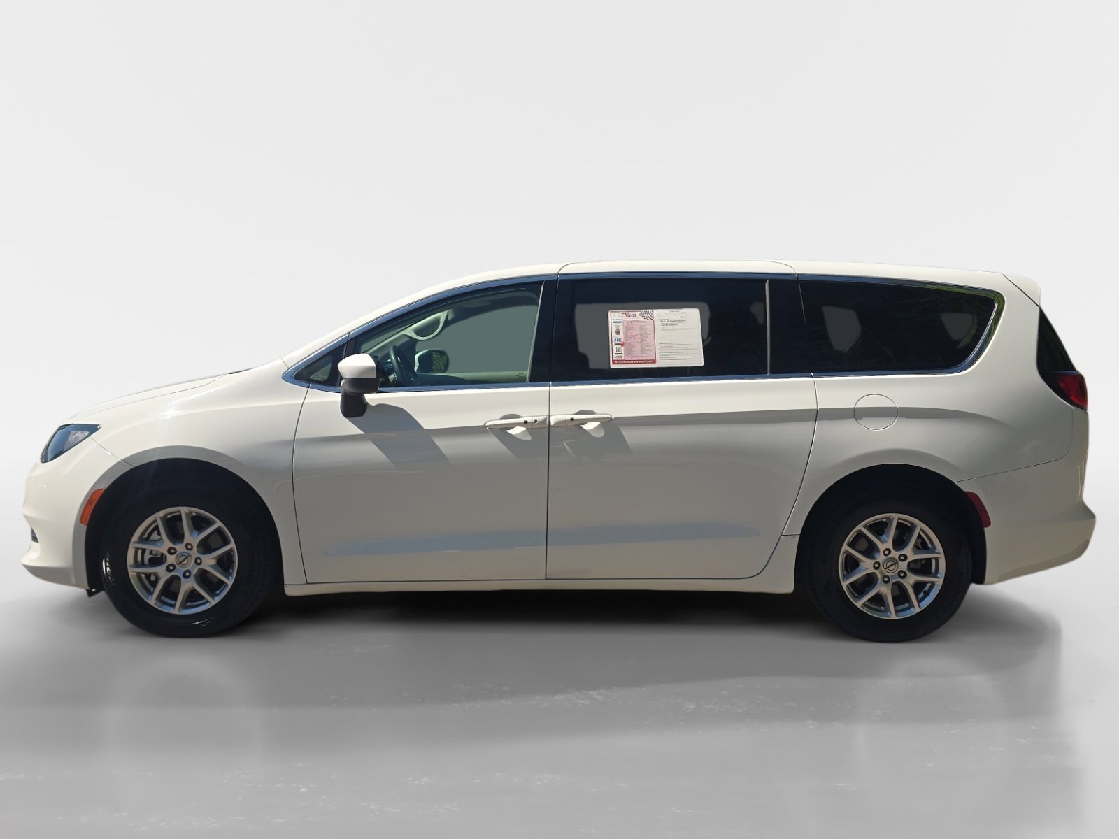Used 2022 Chrysler Voyager LX FWD image 2