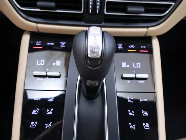 Used 2024 Porsche Macan AWD/4WD image 37