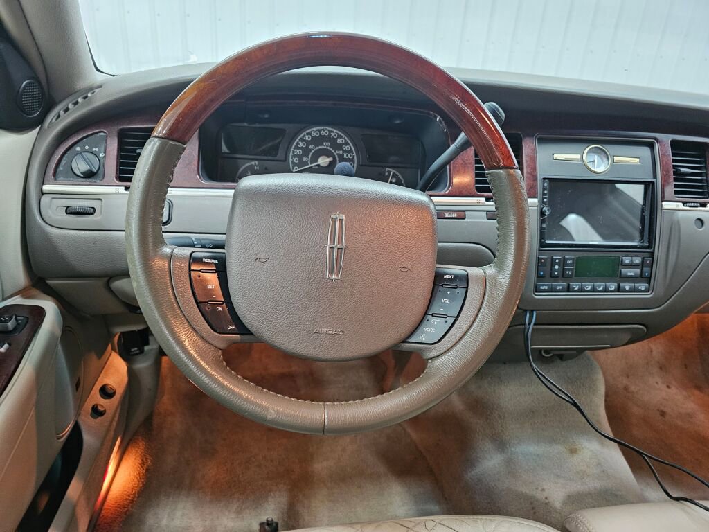 Used 2005 Lincoln Town Car Signature Limited image 18