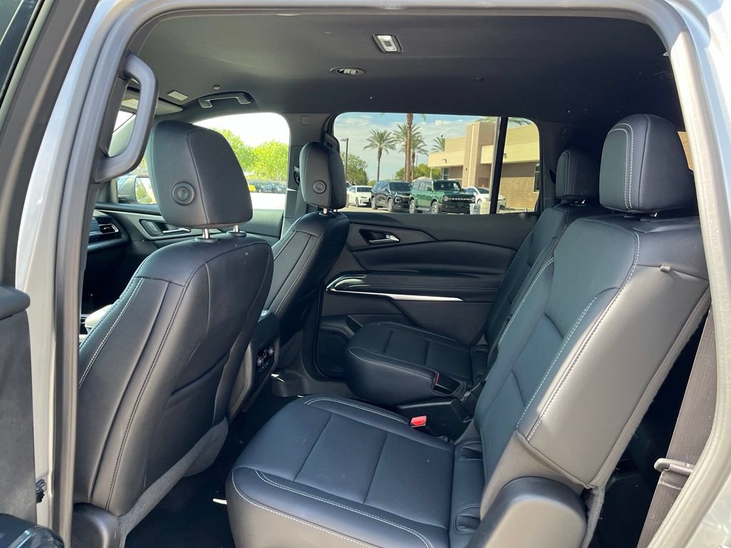 Used 2025 Chevrolet Traverse LT FWD image 17