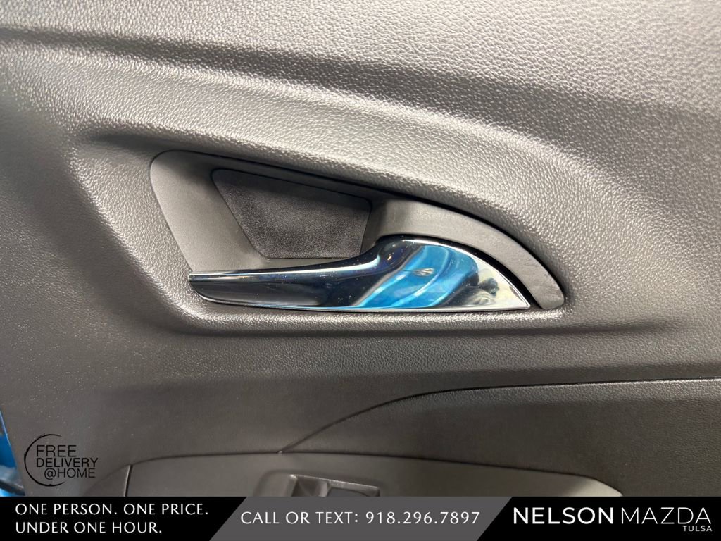 Used 2025 Chevrolet Trax RS w/ Driver Confidence Package image 40