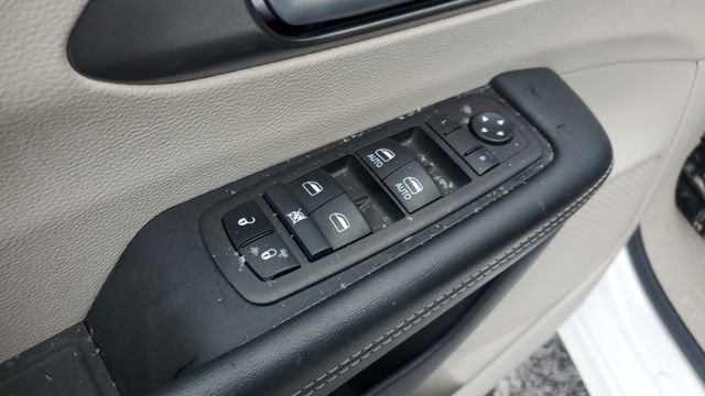 Certified 2024 Chrysler Pacifica Touring-L image 7