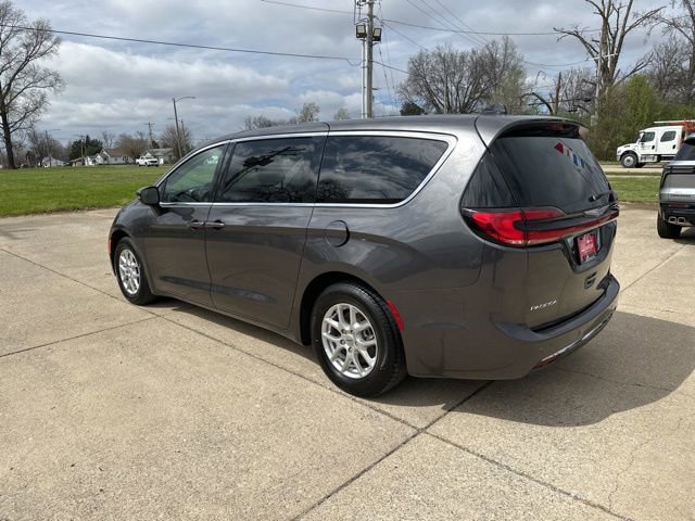 Used 2023 Chrysler Pacifica Touring-L FWD image 5
