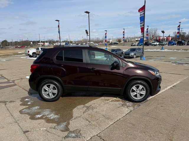 Used 2022 Chevrolet Trax LT w/ LT Convenience Package image 5