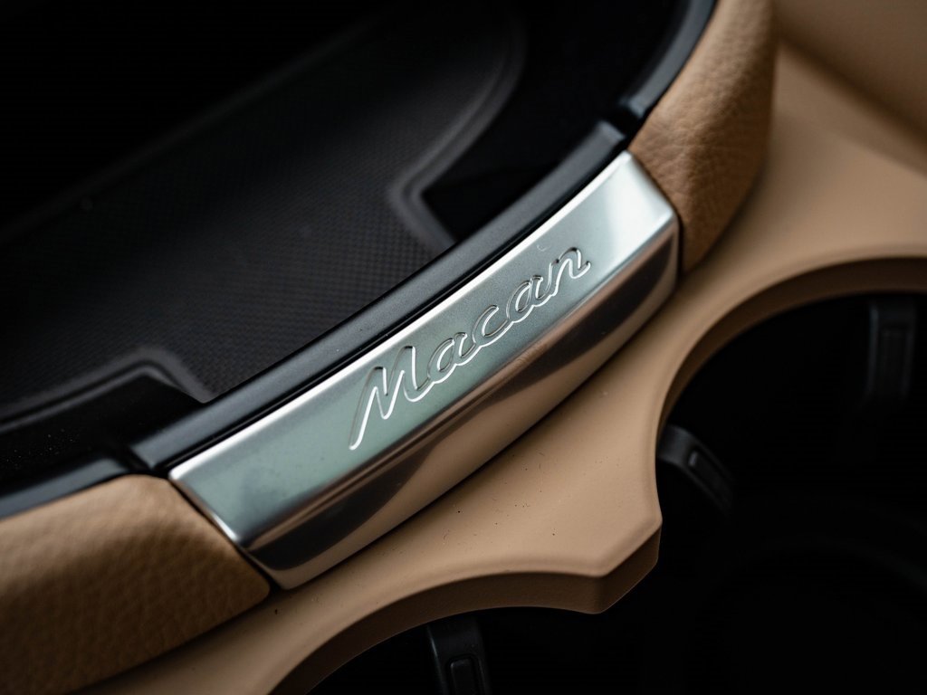 Certified 2025 Porsche Macan image 34