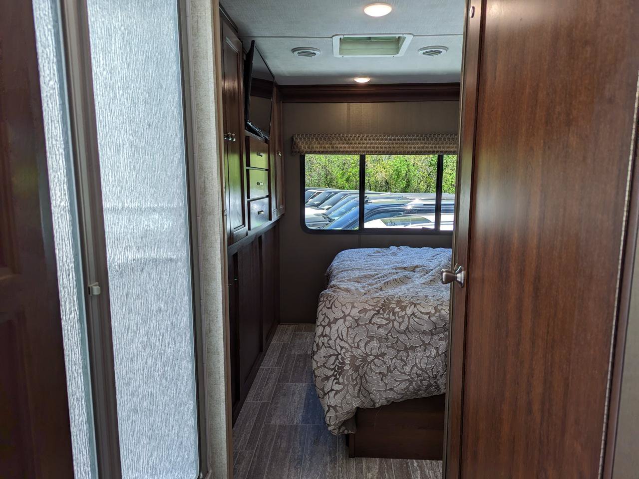 Used 2019 Chevrolet Express 4500 w/ RV Package RWD image 84