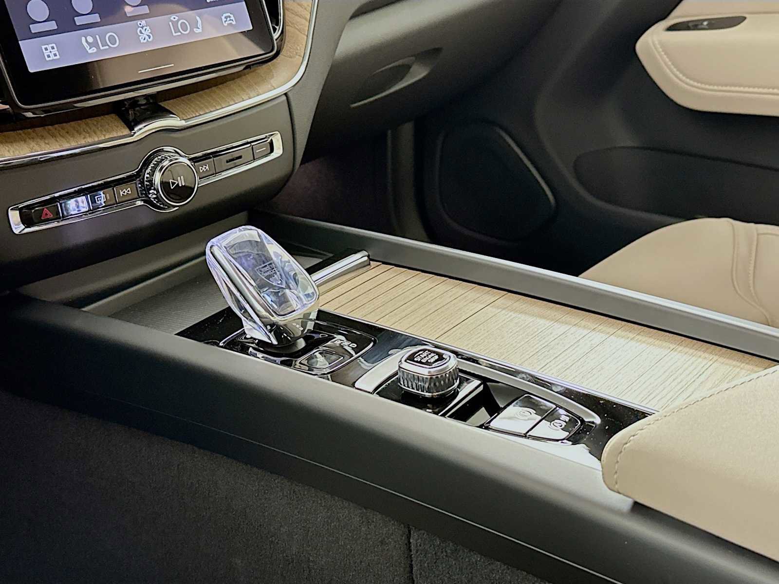 New 2026 Volvo XC60 B5 Plus w/ Protection Package Premier image 15