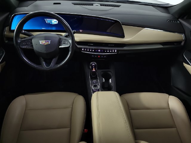 Used 2024 Cadillac XT4 Luxury w/ Cold Weather Package FWD image 9