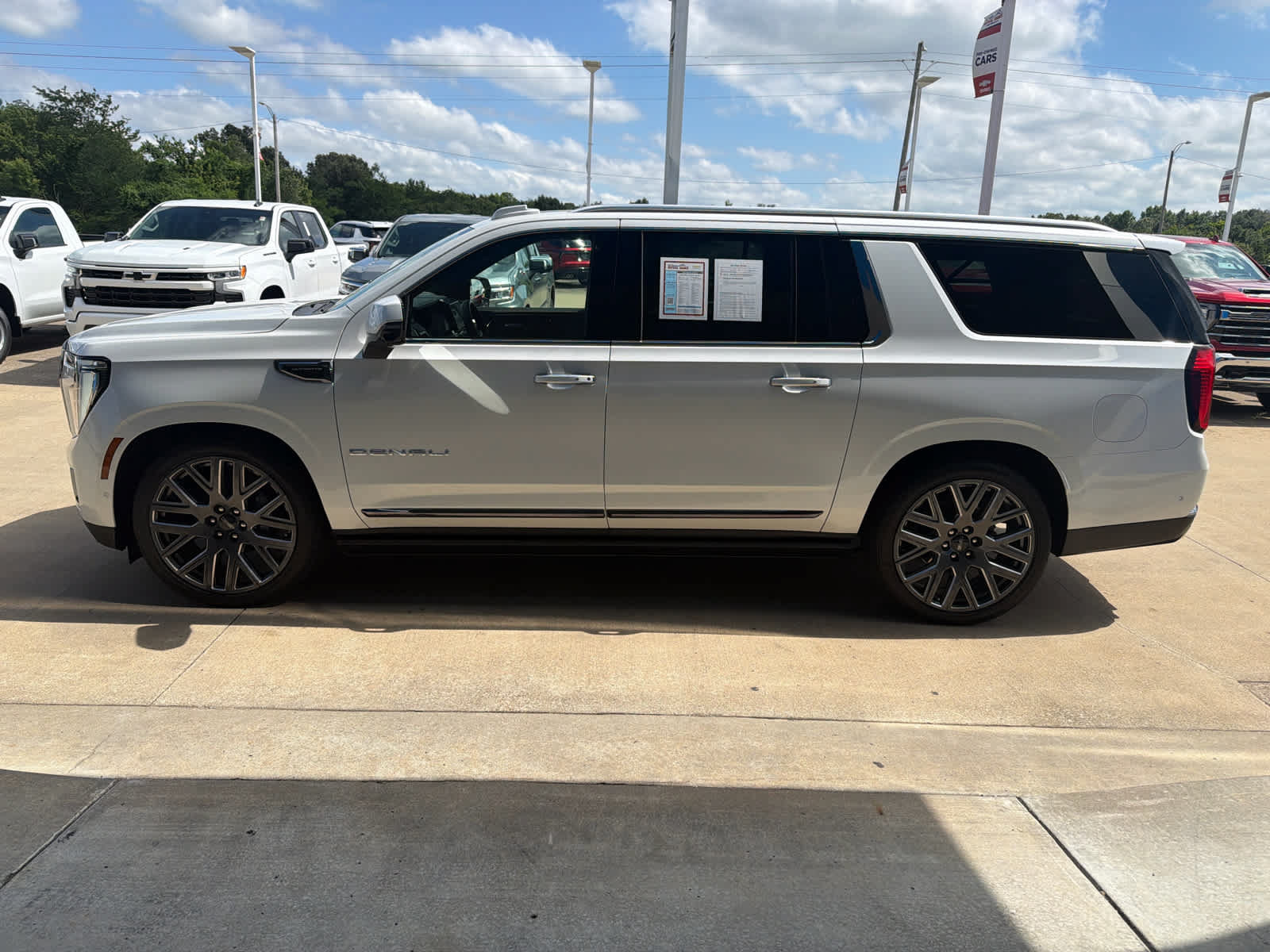 Used 2025 GMC Yukon XL Denali Ultimate AWD/4WD image 3