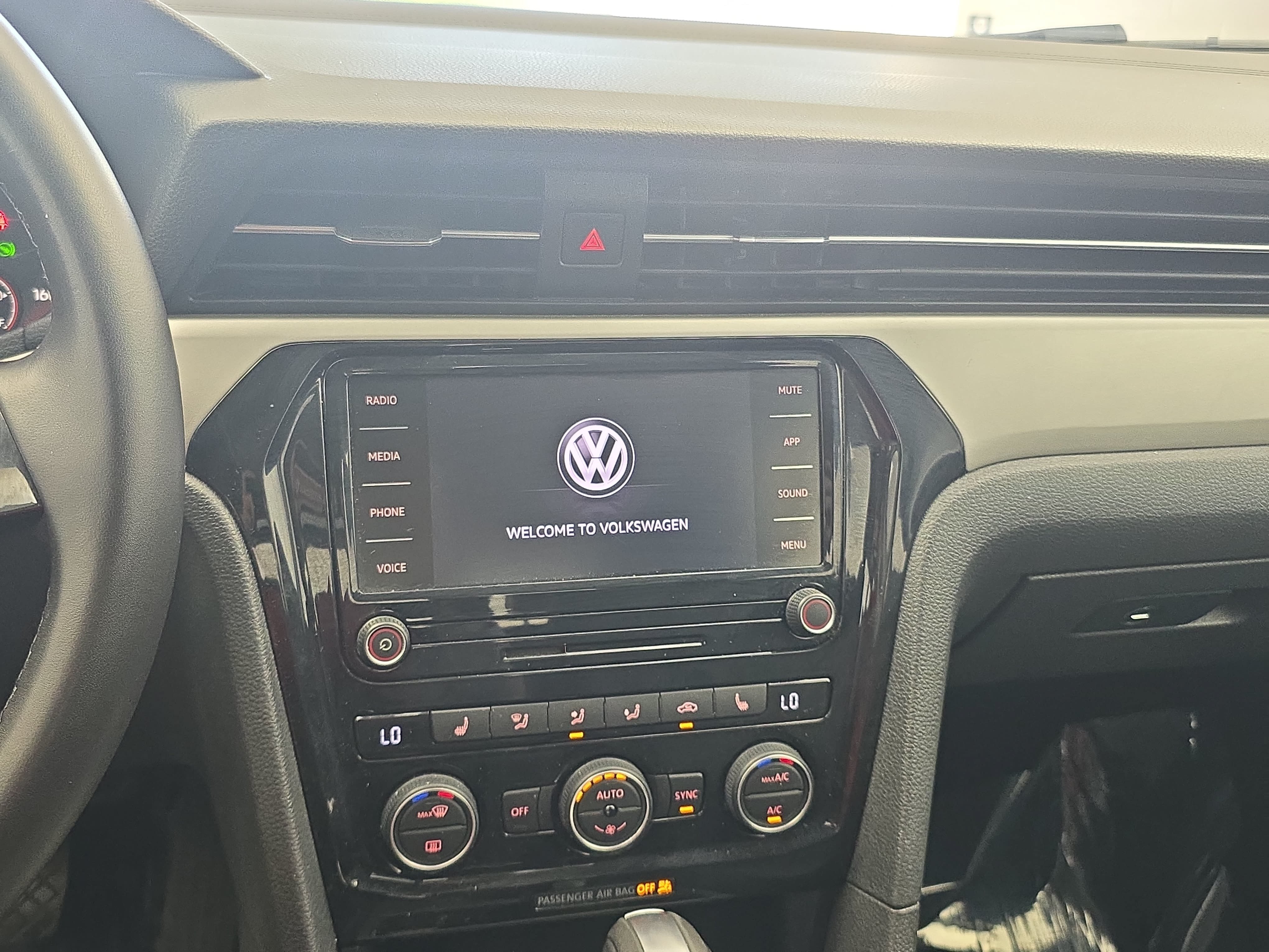 Used 2020 Volkswagen Passat 2.0T SE FWD image 19