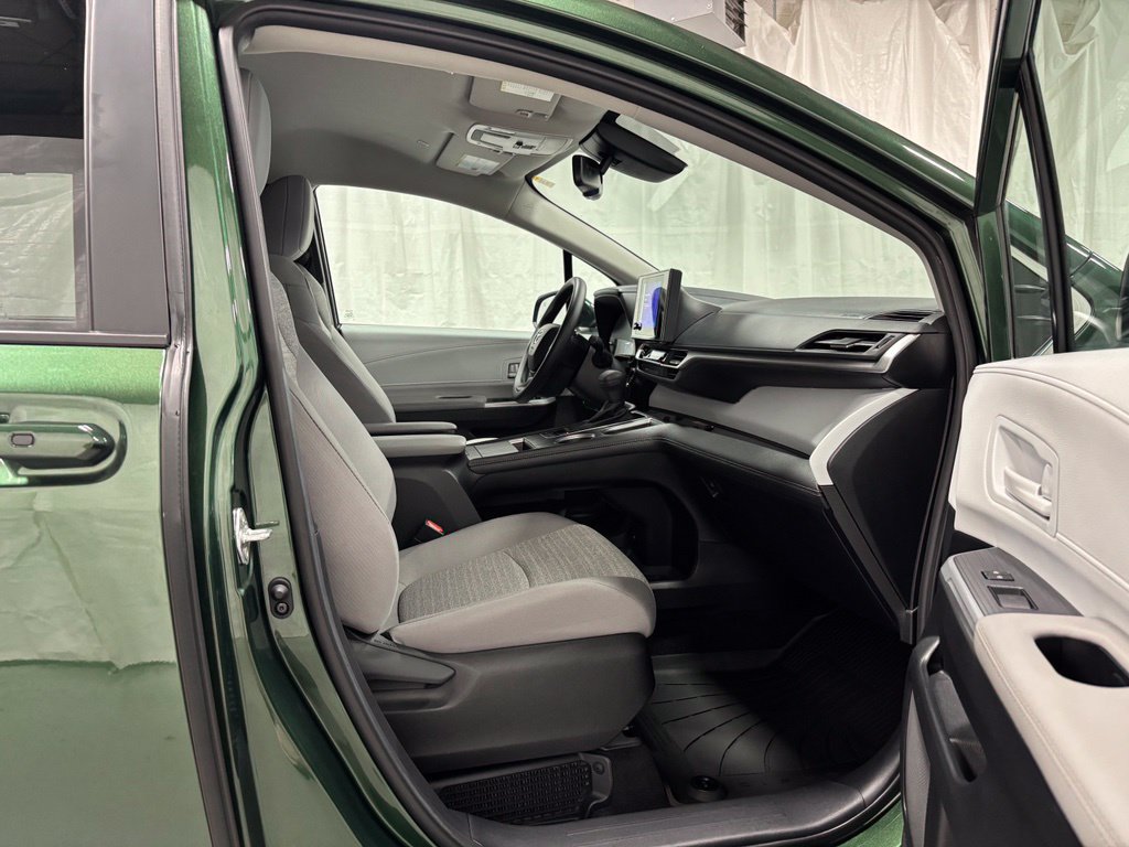 Used 2026 Toyota Sienna LE FWD image 62