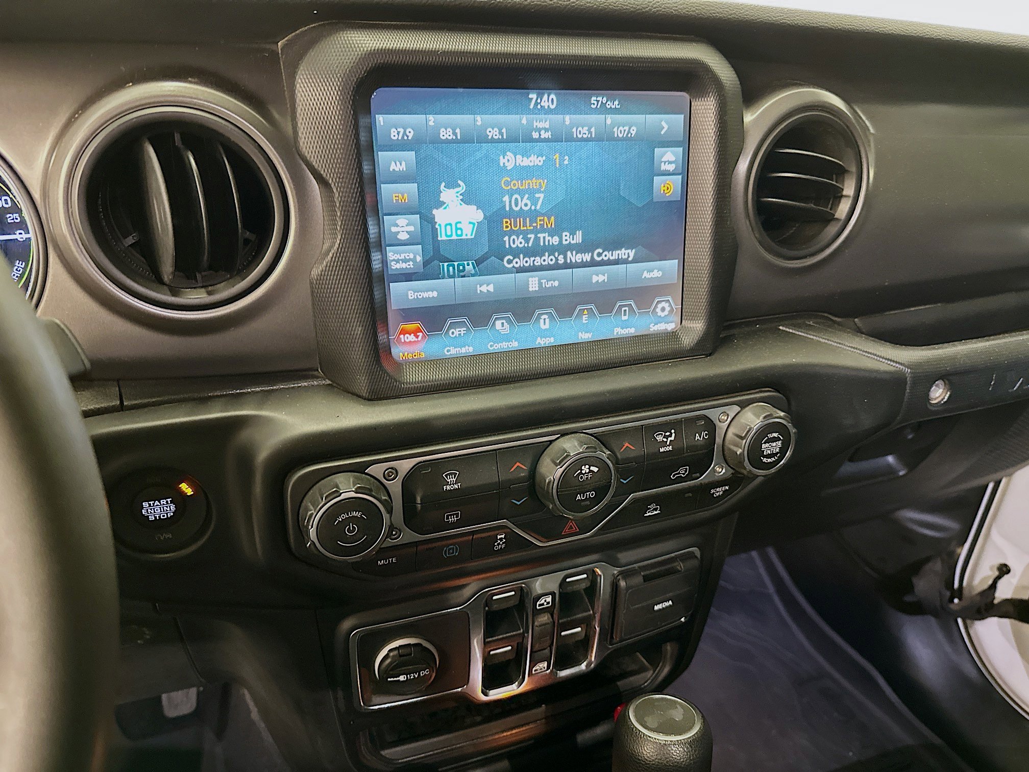 Used 2023 Jeep Wrangler Unlimited w/ Sun & Screen Package image 26