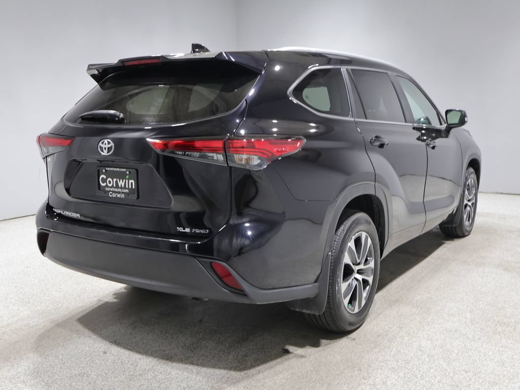 Used 2023 Toyota Highlander XLE AWD/4WD image 2