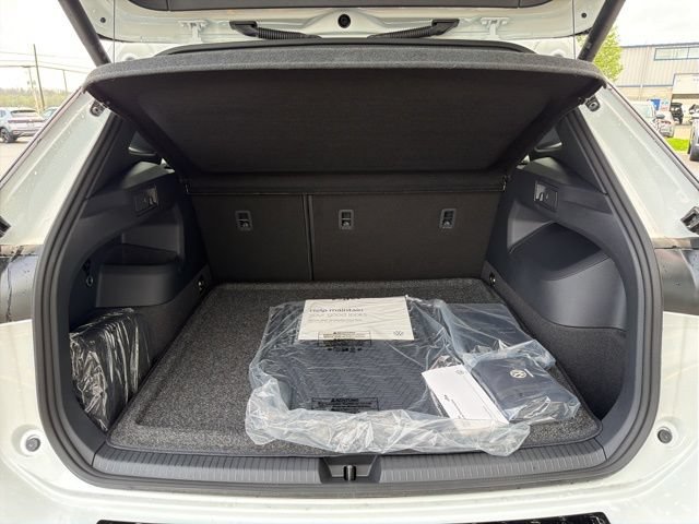 New 2026 Volkswagen Tiguan SEL R-Line AWD/4WD image 22