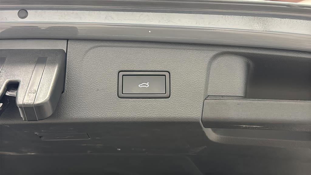 Used 2025 Volkswagen Atlas Peak Edition SE image 30