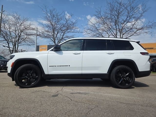 Used 2023 Jeep Grand Cherokee L Laredo AWD/4WD image 19