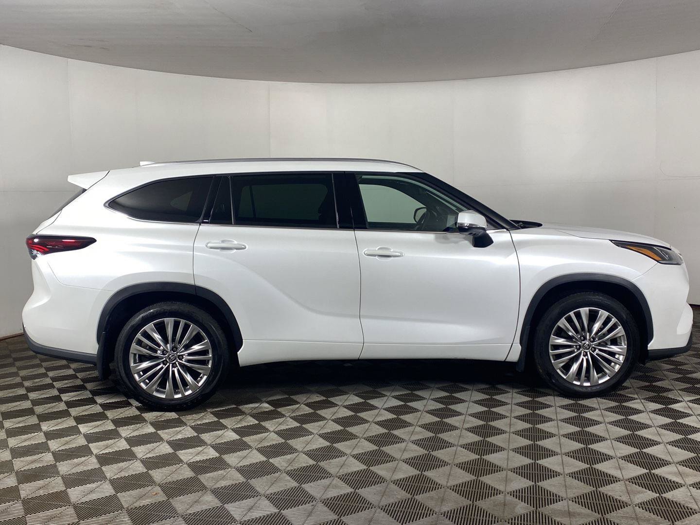 Used 2026 Toyota Highlander Platinum AWD/4WD image 7