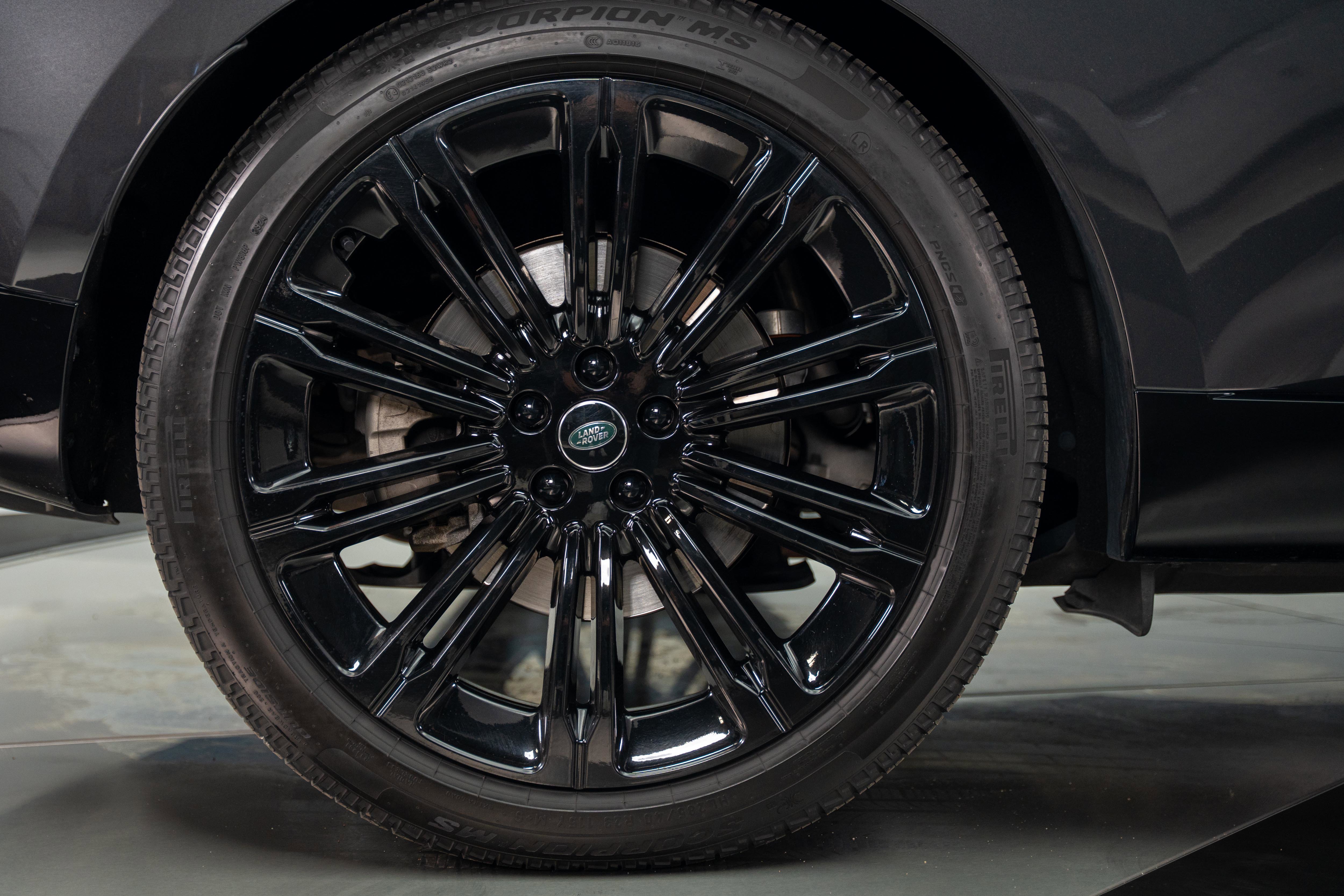 Used 2025 Land Rover Range Rover SE AWD/4WD image 17