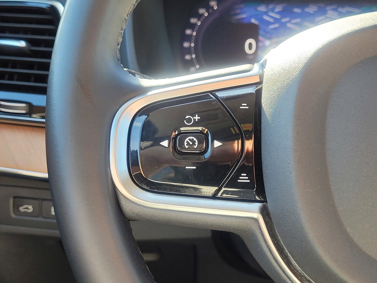 Certified 2023 Volvo XC90 T8 Plus w/ Protection Package Premier image 20