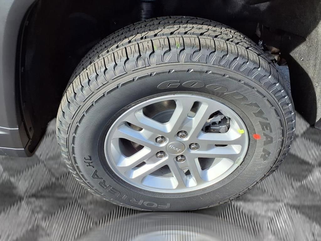 New 2025 Jeep Grand Cherokee Laredo AWD/4WD image 17