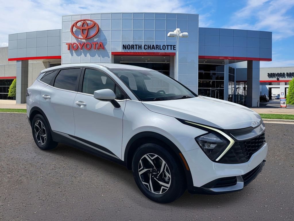 Used 2023 Kia Sportage LX image 3