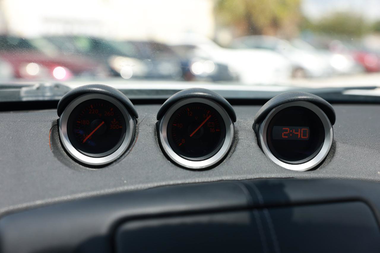 Used 2009 Nissan 370Z Touring RWD image 29