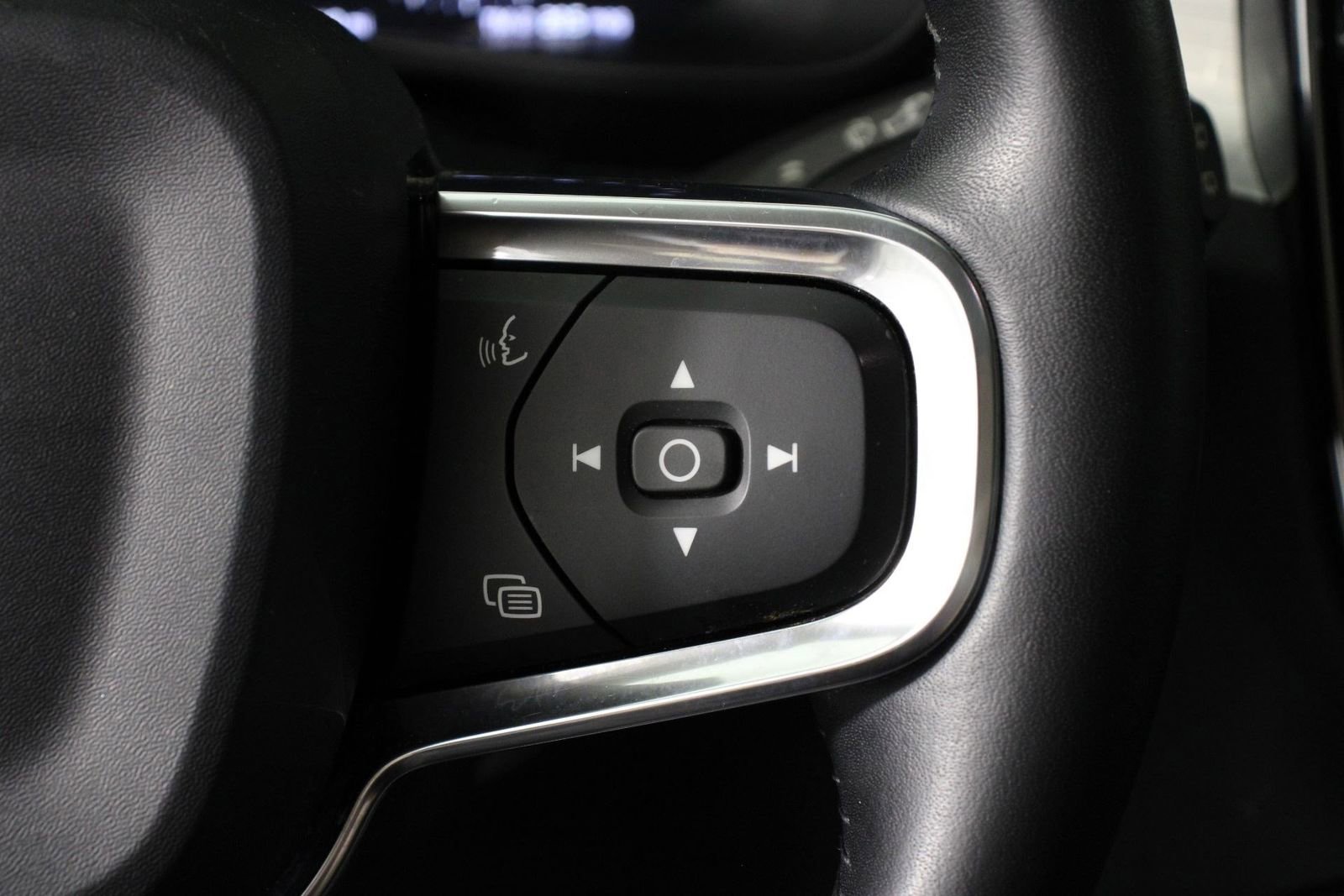 Used 2019 Volvo XC40 T5 Momentum image 11