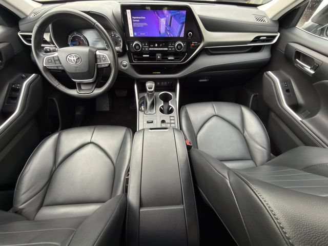 Used 2023 Toyota Highlander XLE AWD/4WD image 11