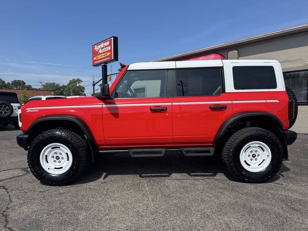 Used 2023 Ford Bronco Heritage Edition AWD/4WD image 5