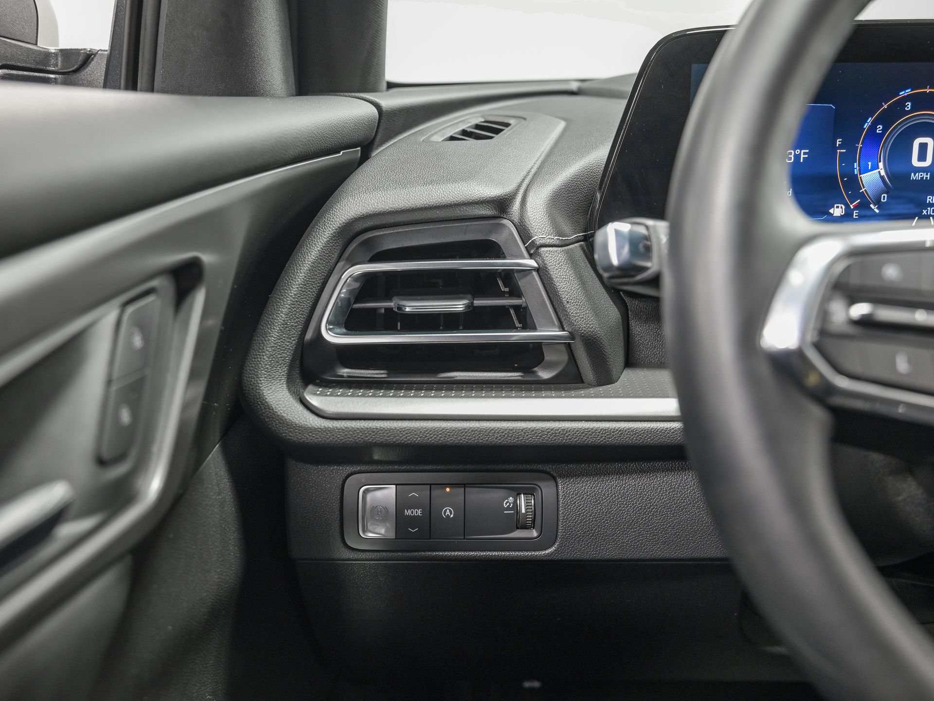 Used 2025 Chevrolet Traverse LT FWD image 18