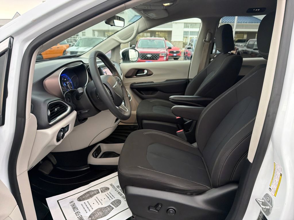 Used 2022 Chrysler Voyager LX image 9