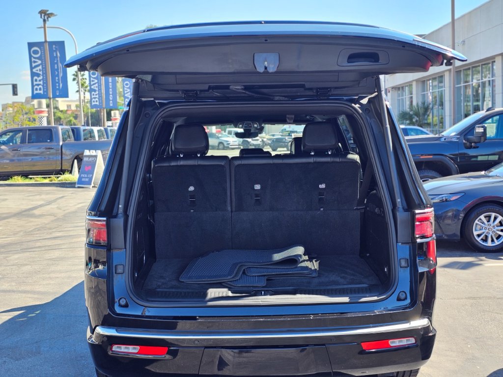 Certified 2024 Jeep Wagoneer Series II AWD/4WD image 8