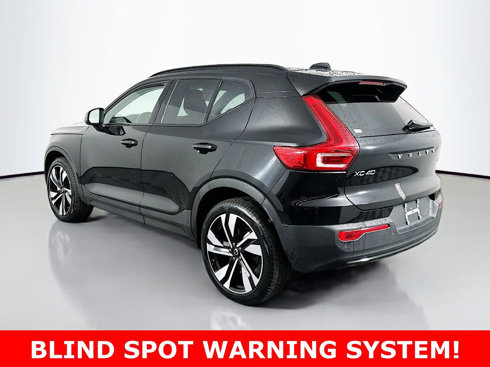 Used 2025 Volvo XC40 B5 Plus image 5