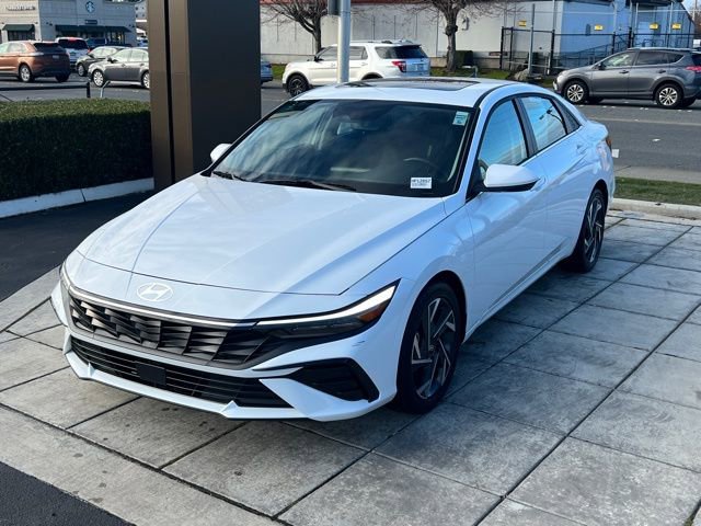 Certified 2025 Hyundai Elantra SEL image 3