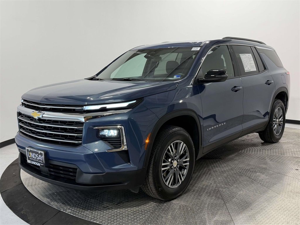 Used 2025 Chevrolet Traverse LT image 3