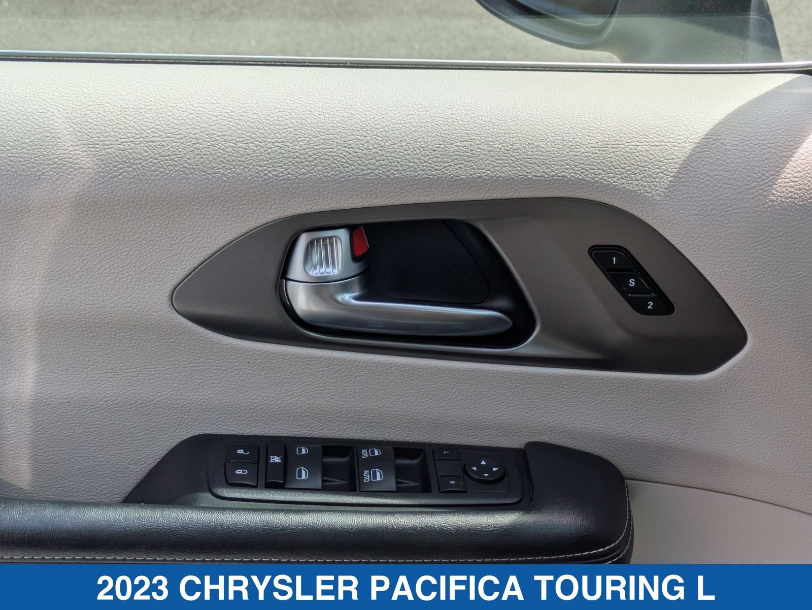Used 2023 Chrysler Pacifica Touring-L FWD image 13