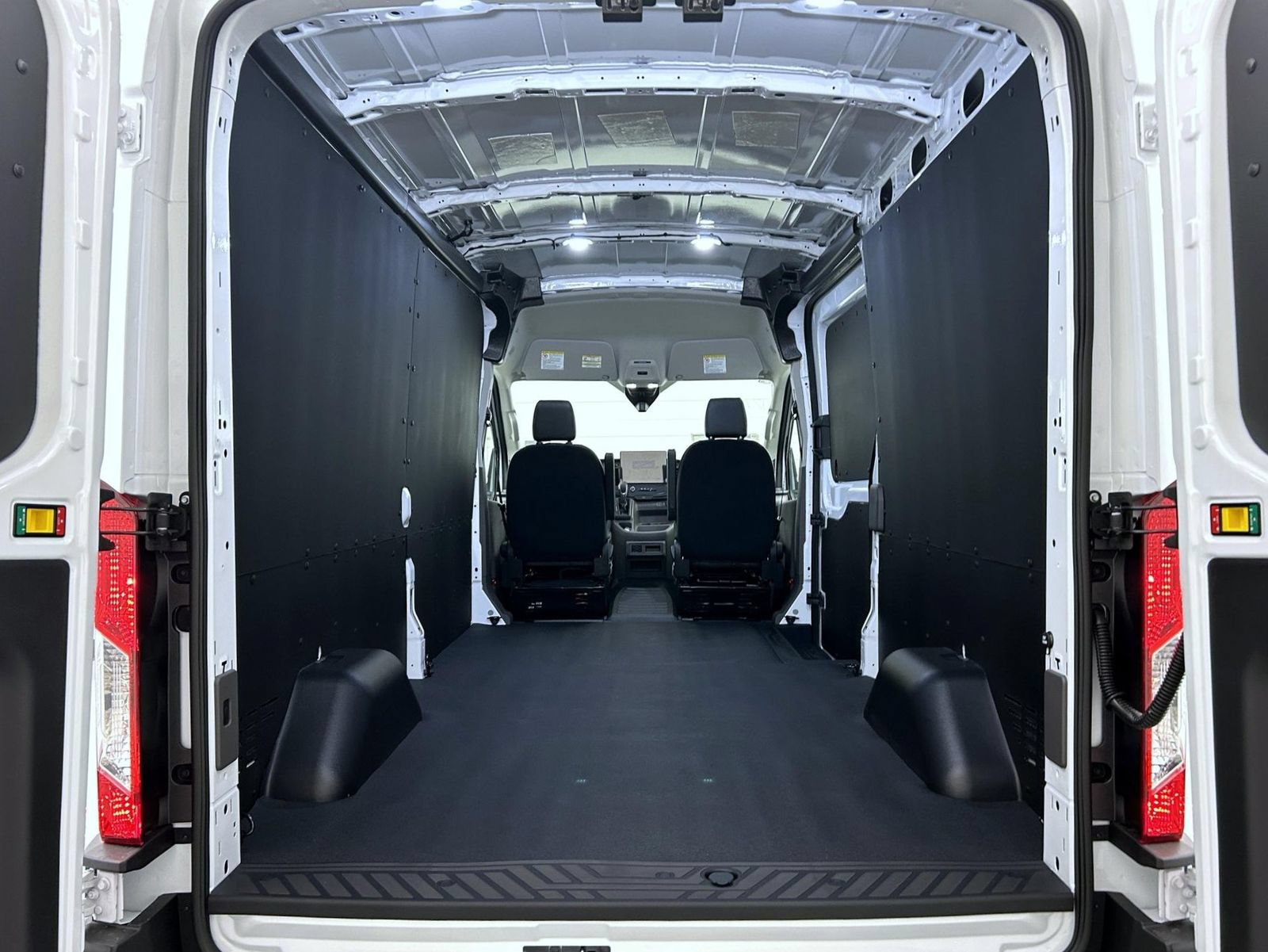 New 2027 Ford Transit 250 148 Medium Roof w/ Load Area Protection Package RWD image 18