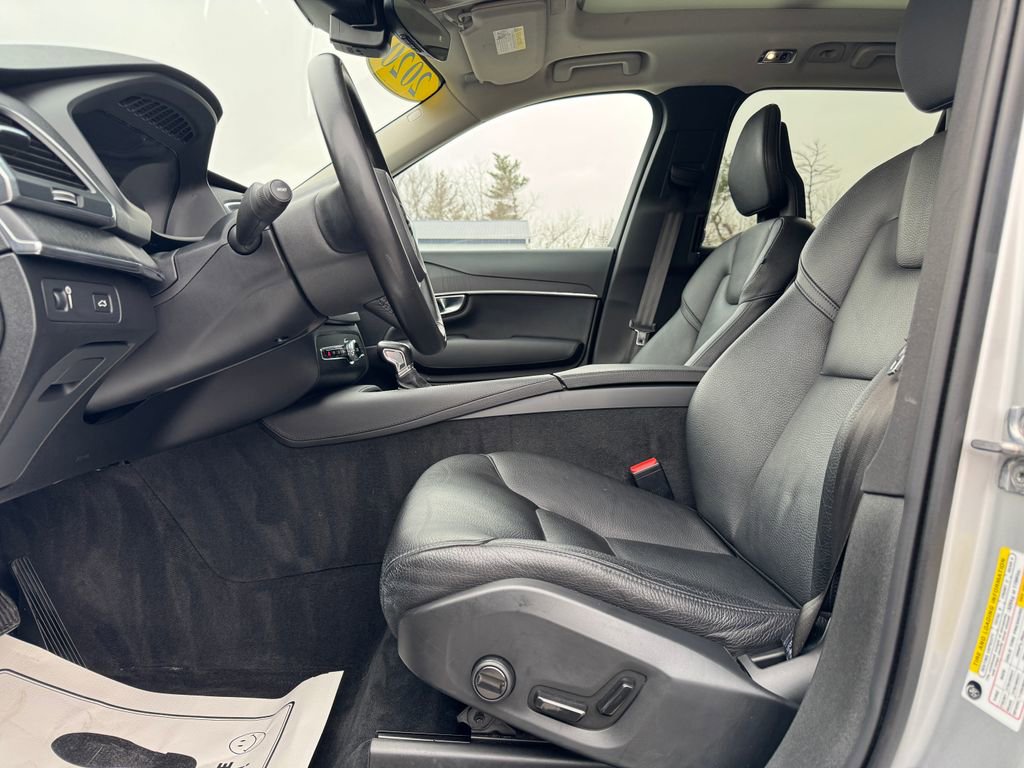 Used 2020 Volvo XC90 T6 Momentum w/ Protection Package Premier image 17