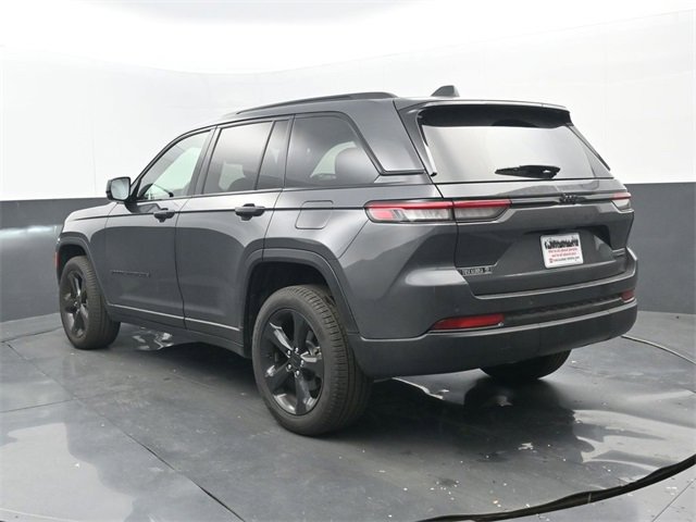 Used 2025 Jeep Grand Cherokee Limited w/ Black Appearance Package image 3