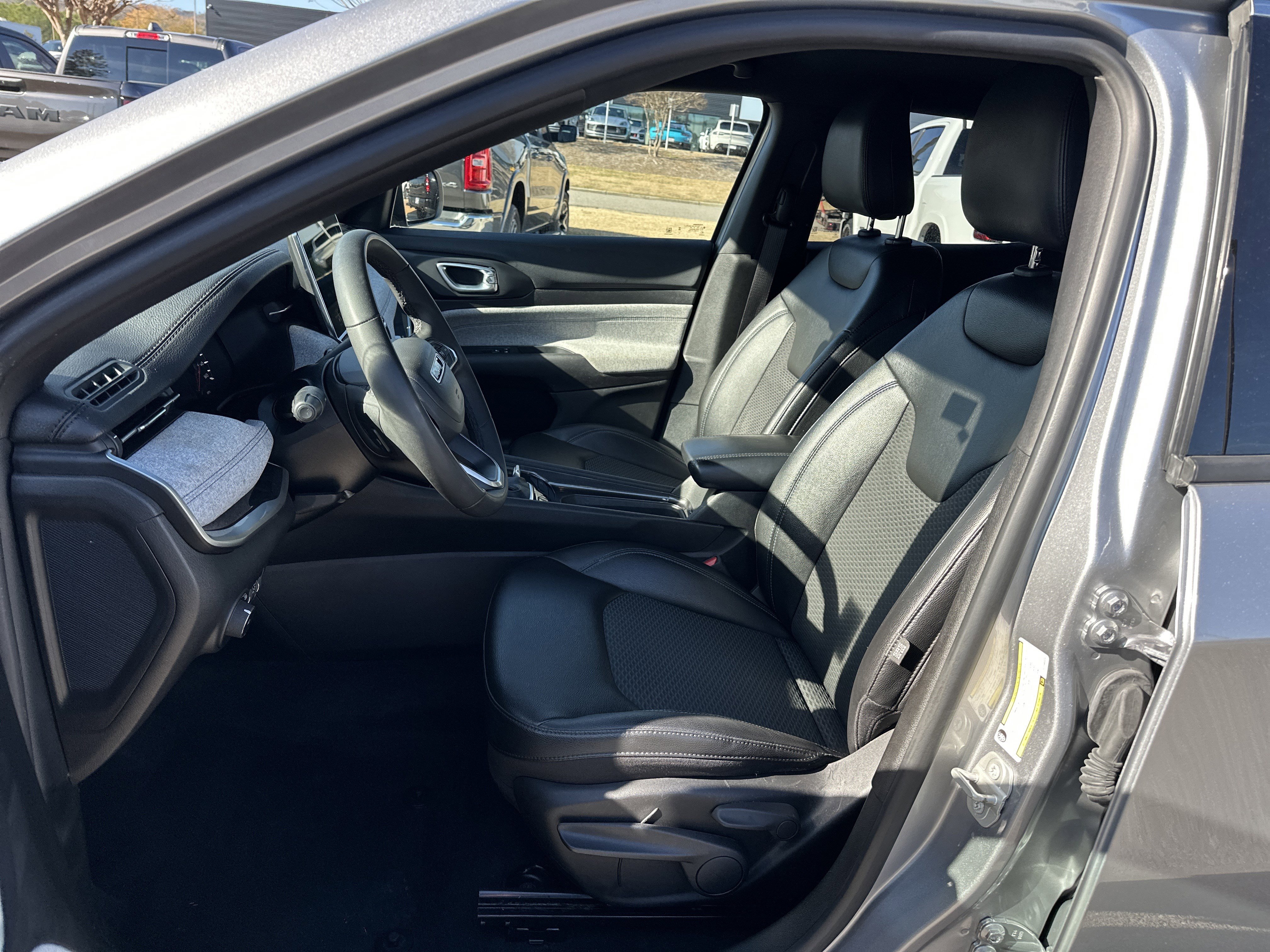 Used 2024 Jeep Compass Latitude image 9