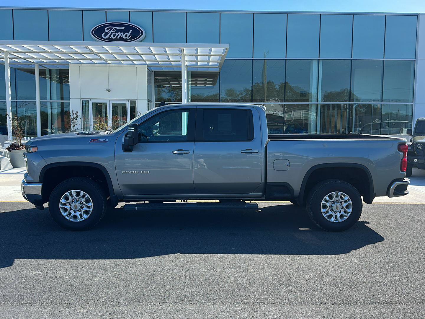Used 2024 Chevrolet Silverado 2500 LT w/ Convenience Package AWD/4WD image 8