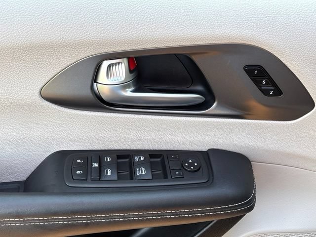 Used 2024 Chrysler Pacifica Touring-L FWD image 15