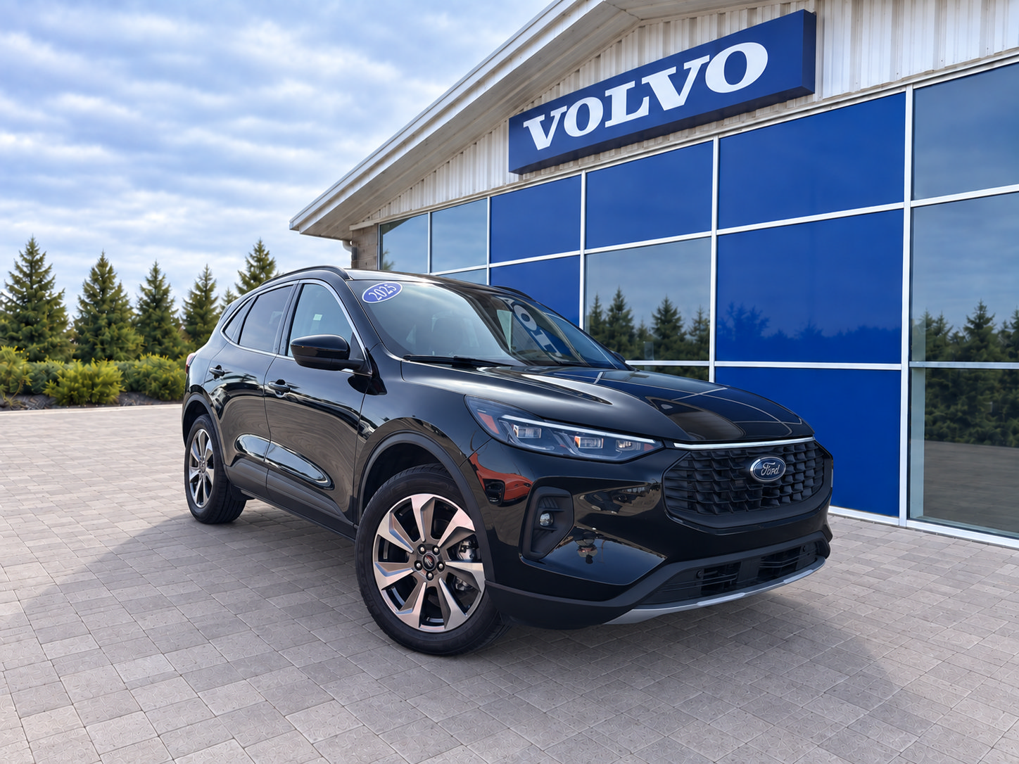Used 2025 Ford Escape Platinum AWD/4WD image 1