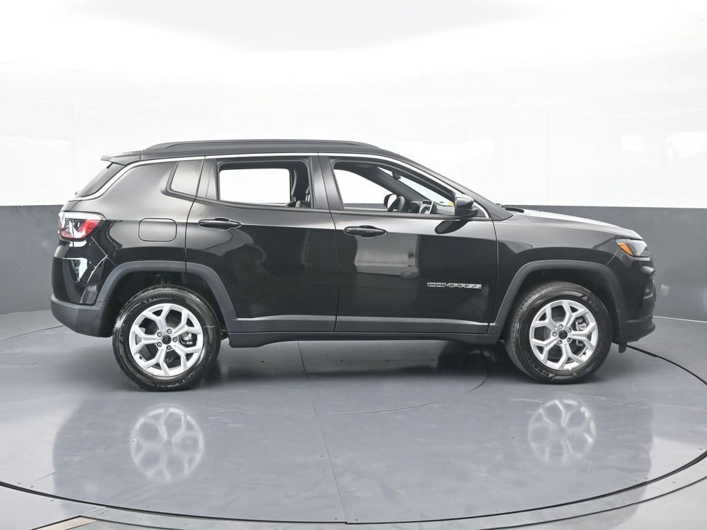 Used 2026 Jeep Compass Latitude AWD/4WD image 7
