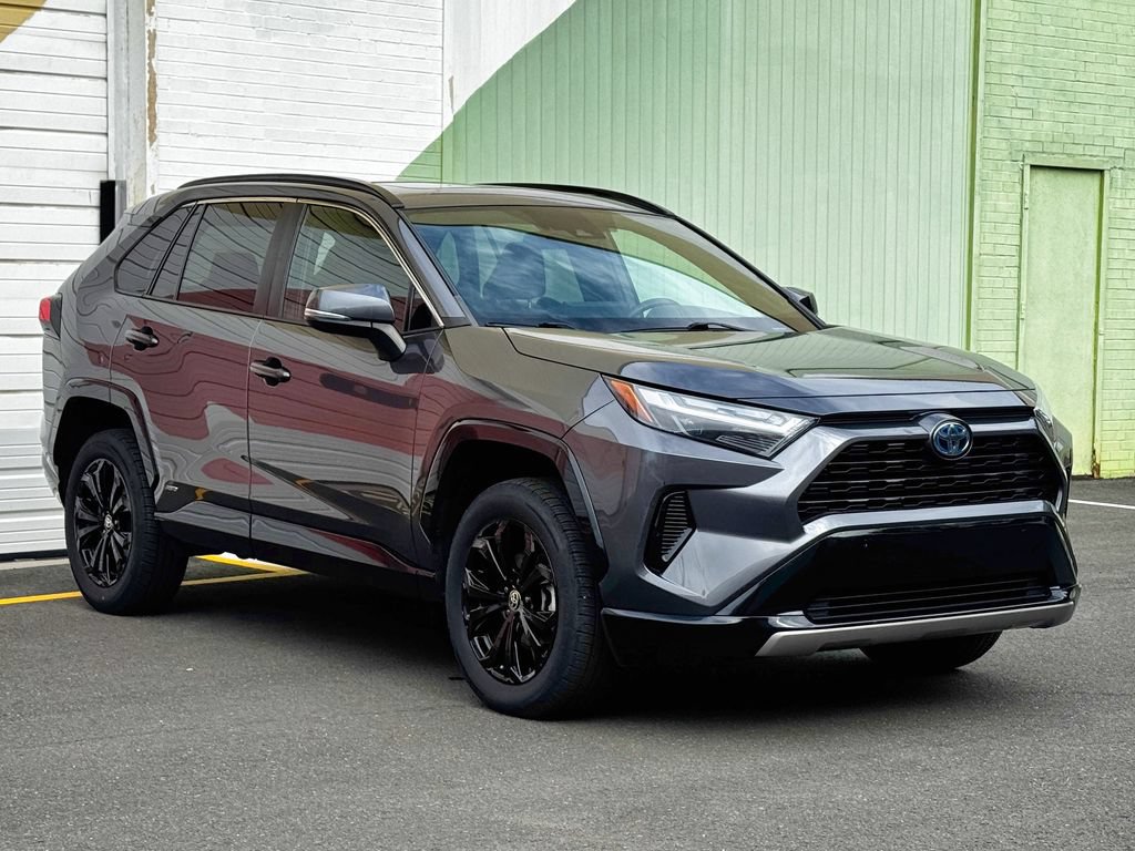 Used 2022 Toyota RAV4 SE w/ Convenience Package AWD/4WD image 4