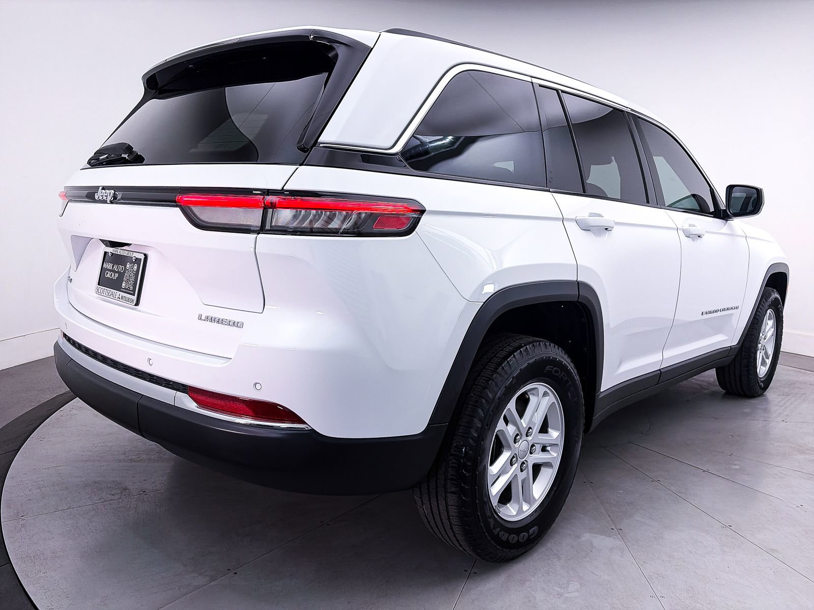 Used 2023 Jeep Grand Cherokee Laredo w/ Trailer Tow Prep Group (B) AWD/4WD image 14