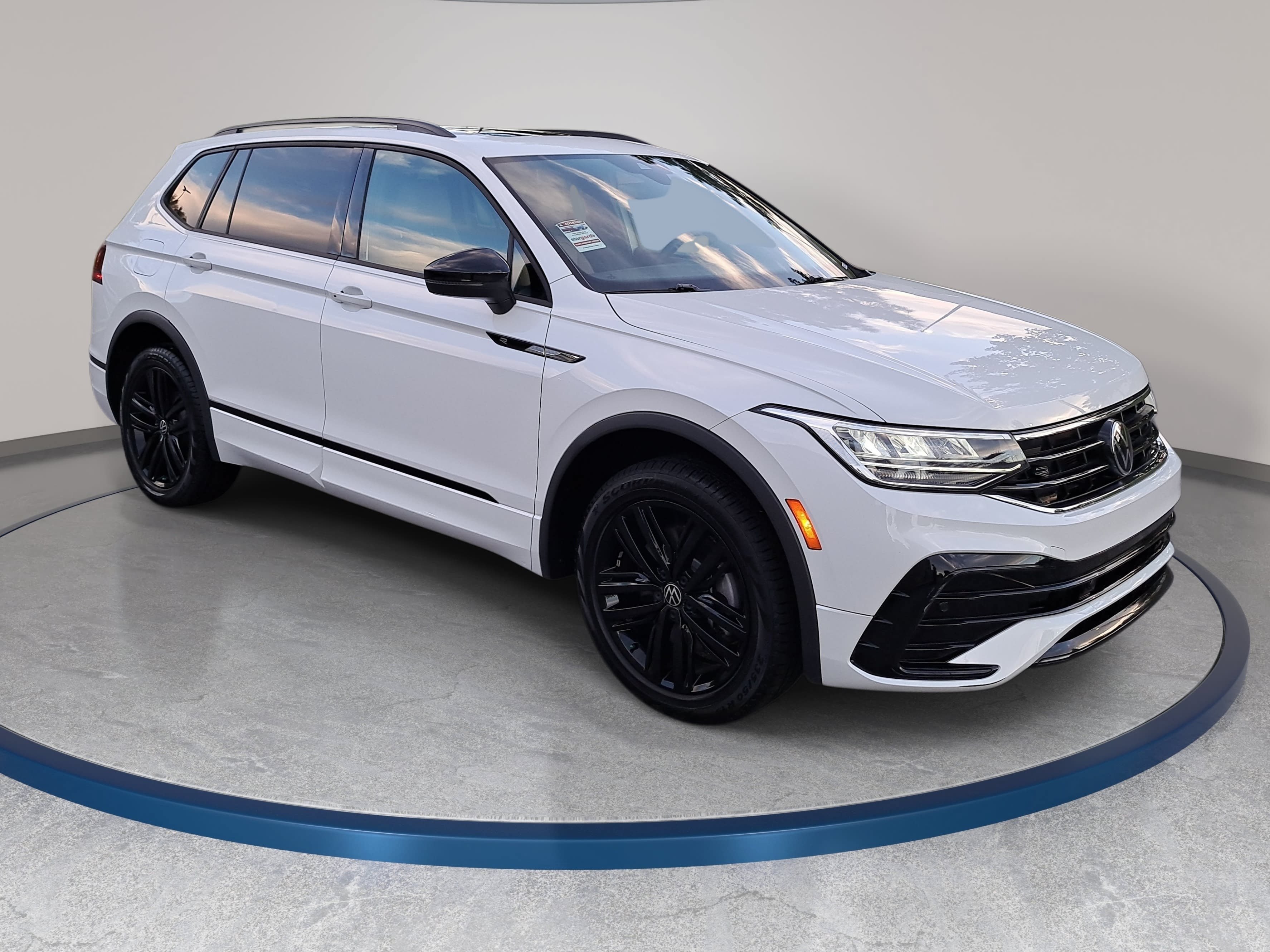 Certified 2022 Volkswagen Tiguan SE R-Line AWD/4WD image 3