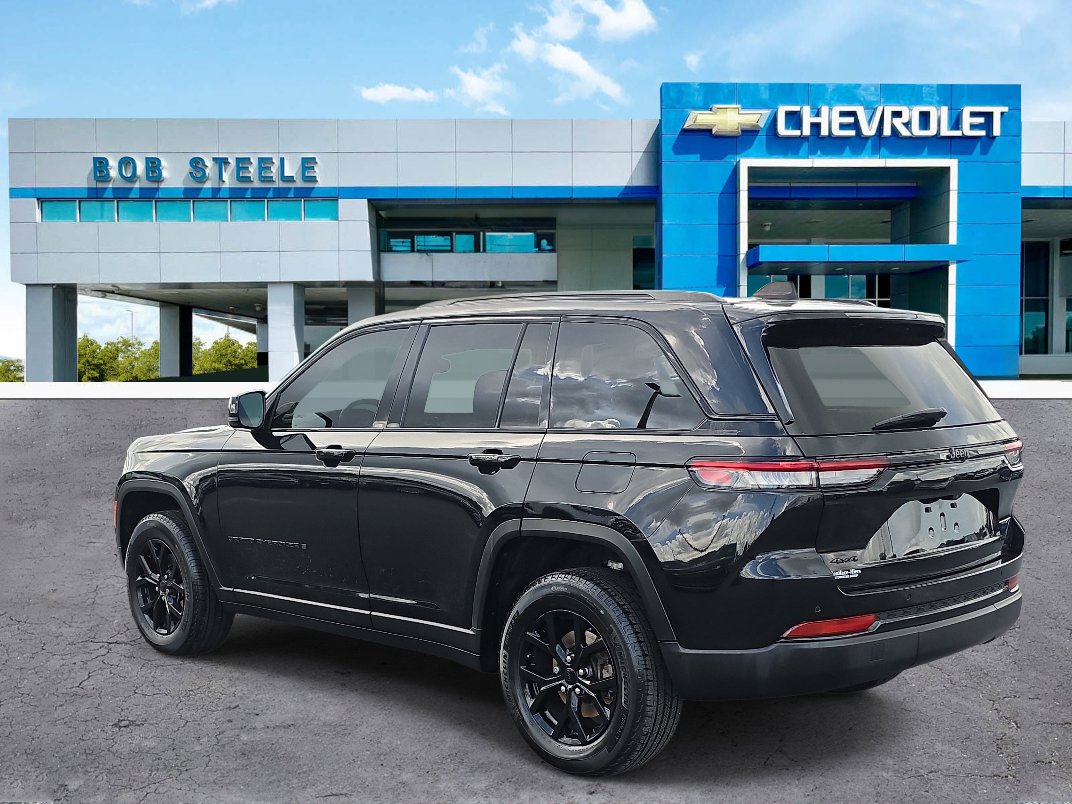 Used 2024 Jeep Grand Cherokee Altitude AWD/4WD image 3