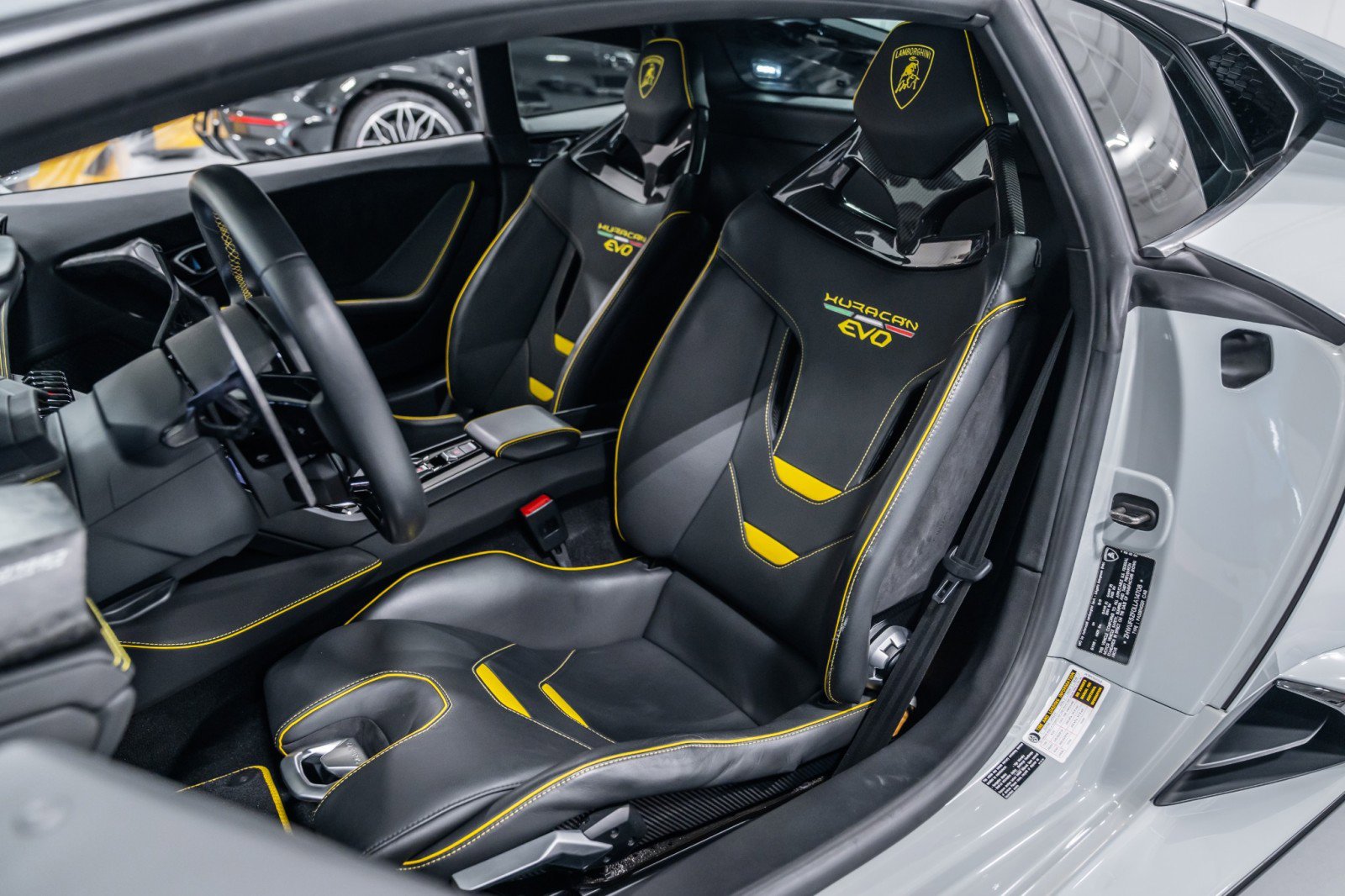 Used 2020 Lamborghini Huracan EVO image 24