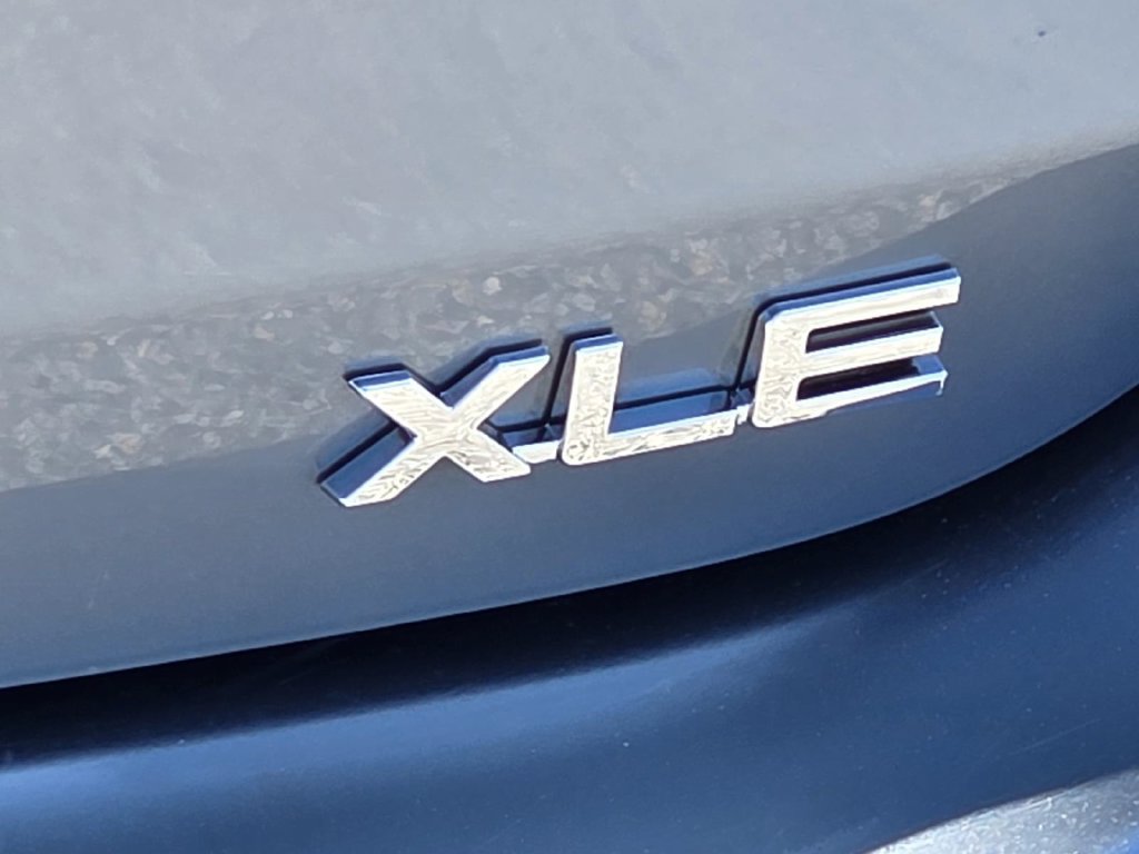 Used 2022 Toyota Highlander XLE FWD image 32